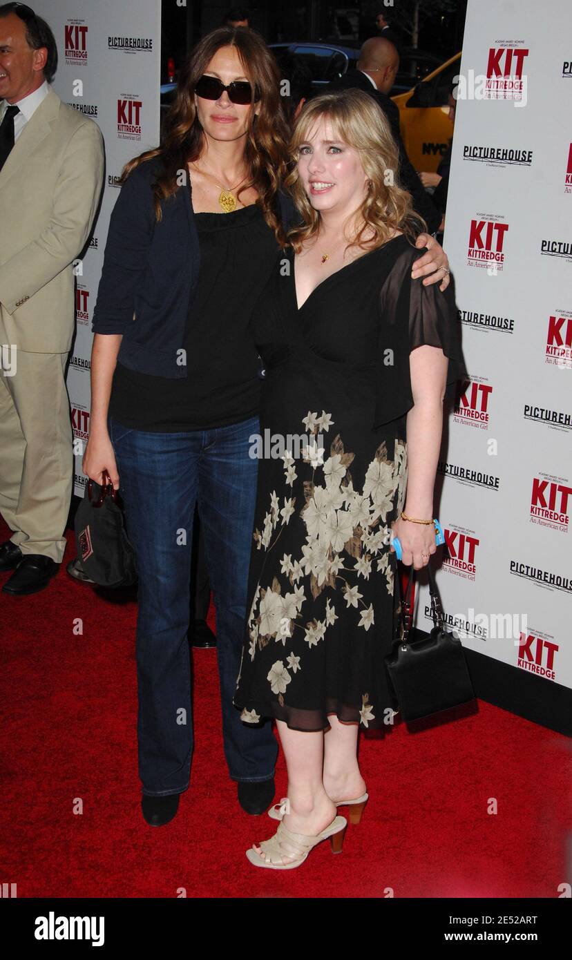 Julia Roberts e la sua sorella Lisa Roberts Gillan partecipano alla prima di 'Kit Kittredge: An American Girl' tenutasi al Teatro Ziegfeld di New York City, NY, USA il 19 giugno 2008. Foto di Gregorio Binuya/ABACAPRESS.COM Foto Stock