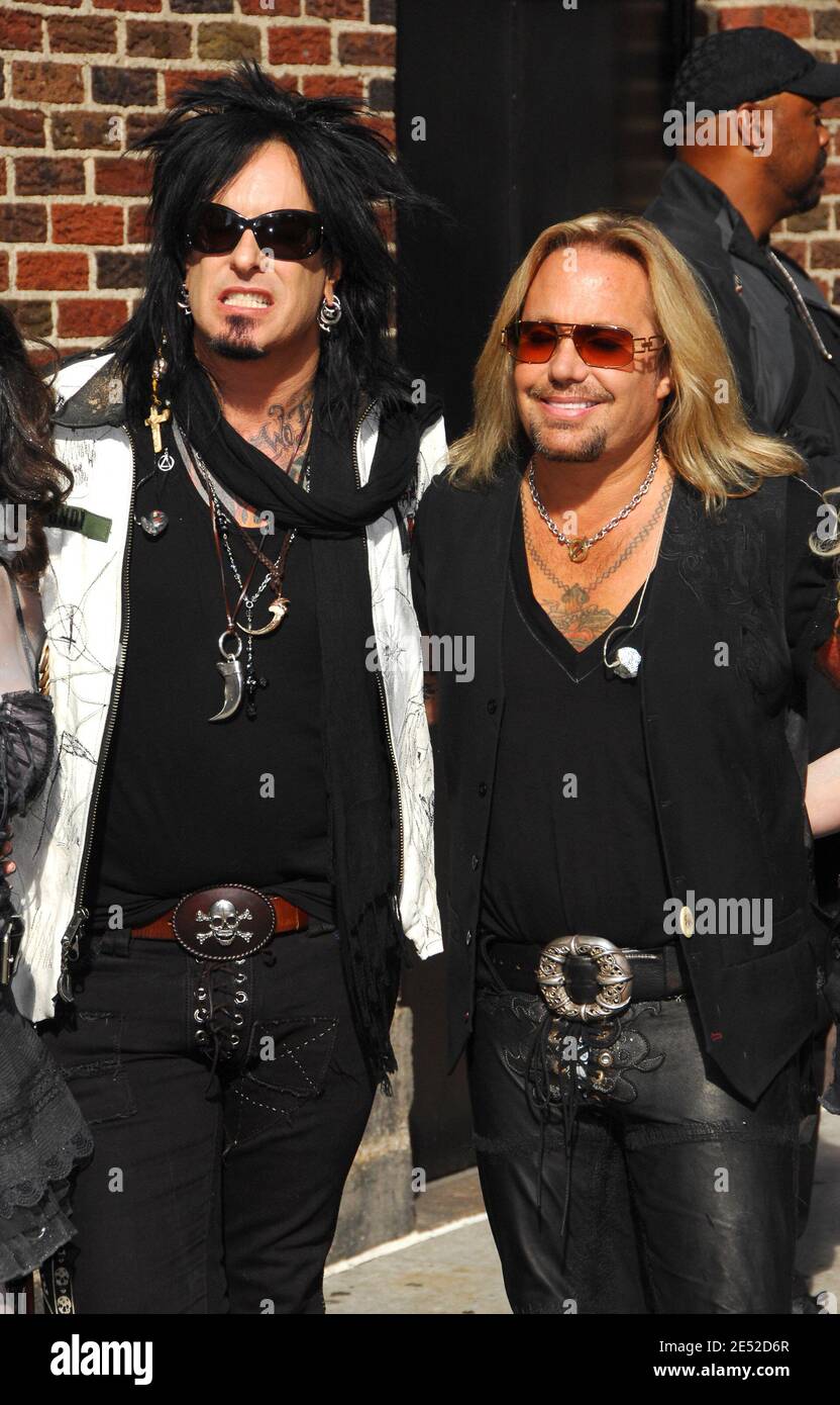 I musicisti Nikki Sixx (L) e vince Neil di Motley Crue arrivano per una presentazione di "The Late Show with David Letterman" che si è tenuta al ed Sullivan Theatre di New York, USA il 24 giugno 2008. Foto di Gregorio Binuya/ABACAPRESS.COM Foto Stock