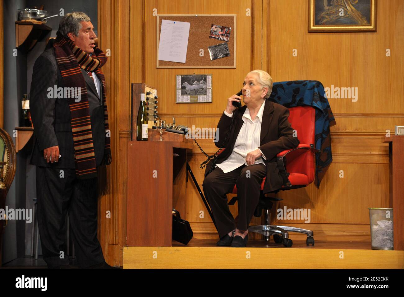 Jean-Pierre Castaldi e Claude Gensac hanno suonato sul palco la Perruche et le Poulet diretta da Luq Hamett durante una rassegna stampa al Teatro Dejazet di Parigi, Francia, il 26 giugno 2008. Foto di Giancarlo Gorassini/ABACAPRESS.COM Foto Stock