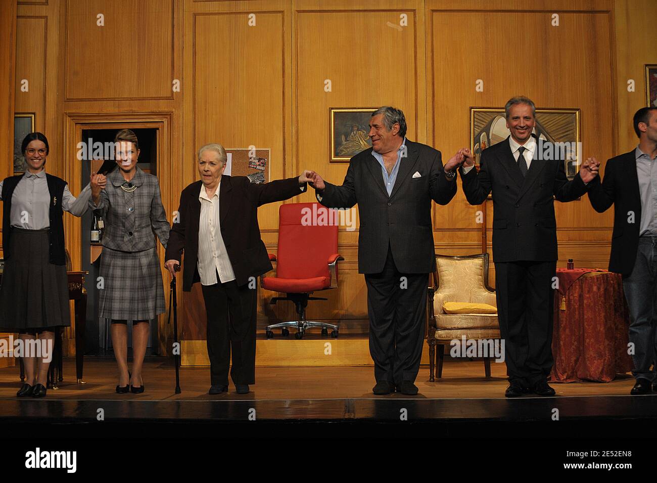 Jean-Pierre Castaldi, Claude Gensac, Michel Feder, Benedicte Bailby, Malcom Conrath, Laure Mathurier, Helene Bizot, Stephane Fologne hanno suonato sul palco il playd 'la Perruche et le Poulet' diretto da Luq Hamett durante una rassegna stampa al Teatro Dejazet di Parigi, Francia, il 26 giugno 2008. Foto di Giancarlo Gorassini/ABACAPRESS.COM Foto Stock