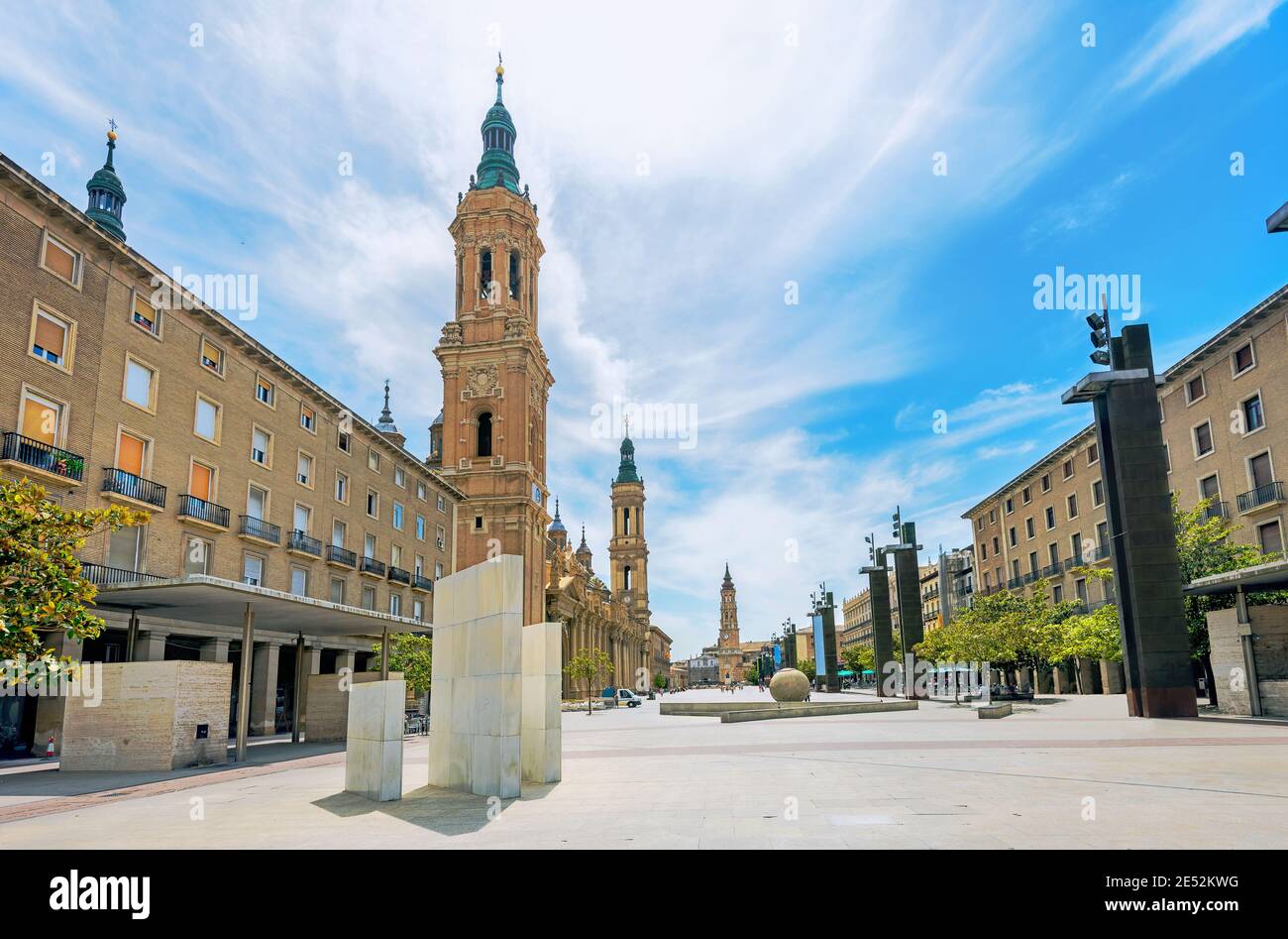 Vista su Plaza del Pilar con il Municipio e la Basilica de Nuestra Senora del Pilar (Basilica di nostra Signora del pilastro). Saragozza, Spagna Foto Stock