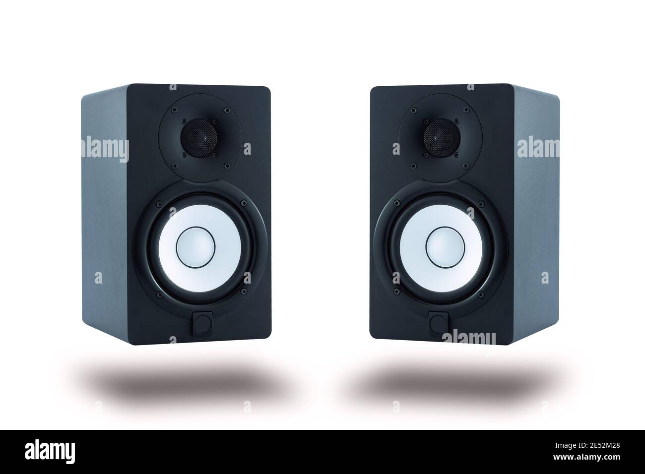 Coppia di altoparlanti professionali per monitor di alta qualità per la registrazione, il mixaggio e il mastering audio in studio in case di legno nero isolato Foto Stock Coppia di altoparlanti professionali per monitor di alta qualità per la registrazione, il mixaggio e il mastering audio in studio in case di legno nero isolato Foto Stock