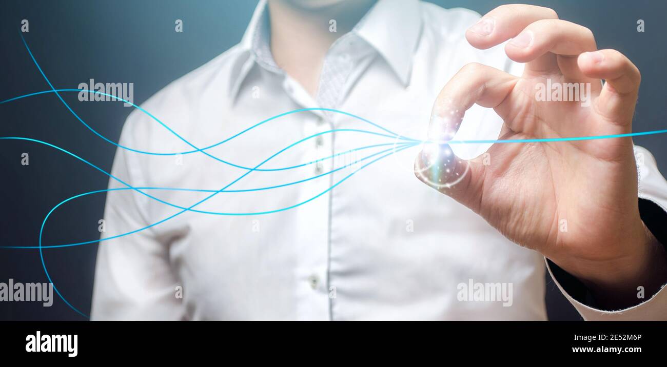 L'uomo raddrizza la linea di filo sciolta. Semplificazione, risoluzione dei problemi. Sistemate le cose. Ottimizzazione, miglioramento dei processi aziendali. Semplice Foto Stock
