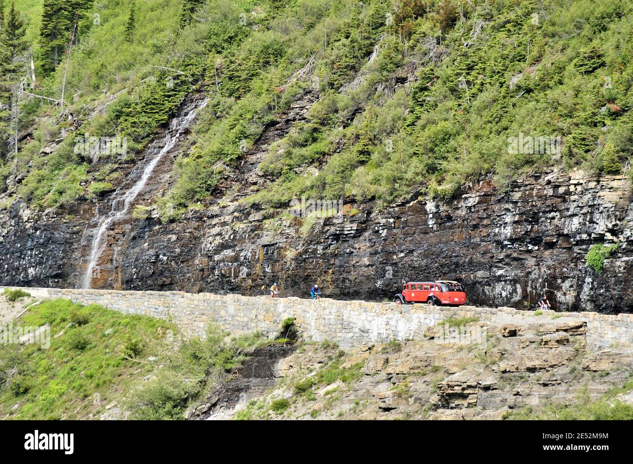 Ciclisti, Tour Bus, Weeping Rocks, Going-to-the-Sun Highway, Glacier National Park, USA 040710 1254 Foto Stock