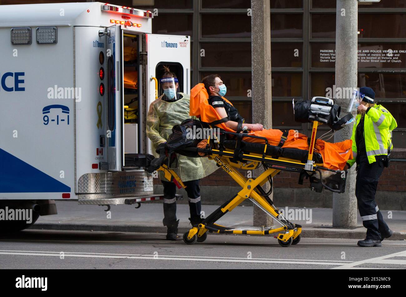 Toronto, Canada. 25 Gennaio 2021. Un paziente è fatto uscire da un'ambulanza ad un ospedale a Toronto, Canada, il 25 gennaio 2021. A partire da lunedì pomeriggio, i casi di COVID-19 del Canada hanno superato 750,000, con il totale che ha colpito 750,925, compreso 19,187 morti, secondo CTV. Credit: Zou Zheng/Xinhua/Alamy Live News Foto Stock