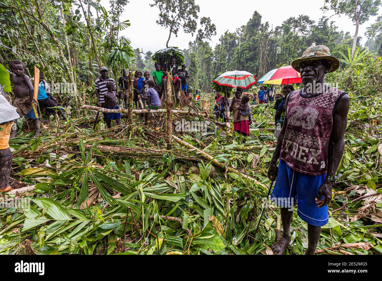 I nativi con ospiti stranieri nella giungla di bougainville Foto Stock