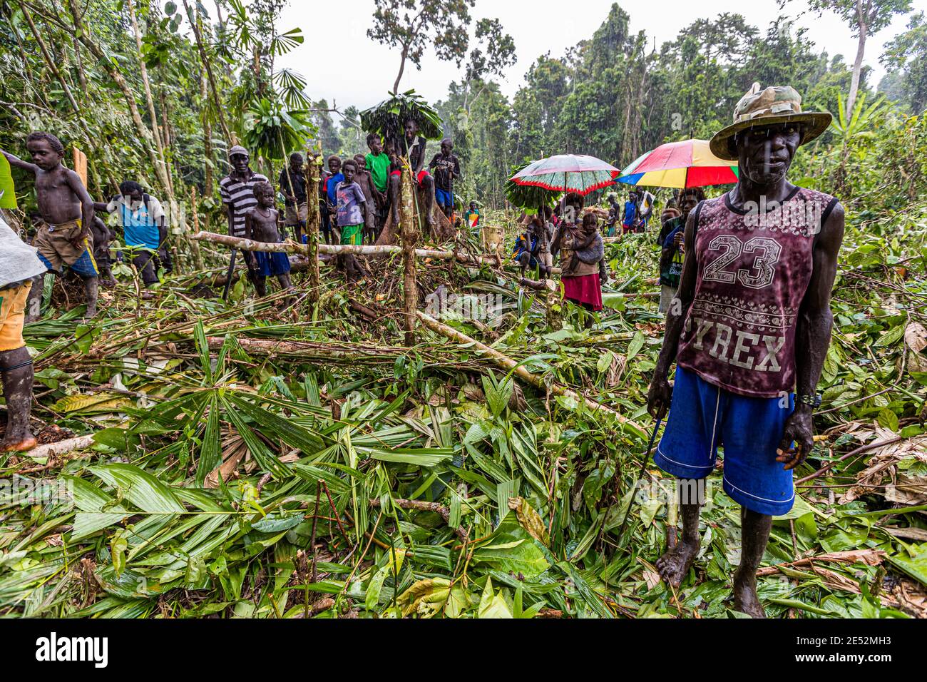 I nativi con ospiti stranieri nella giungla di bougainville Foto Stock