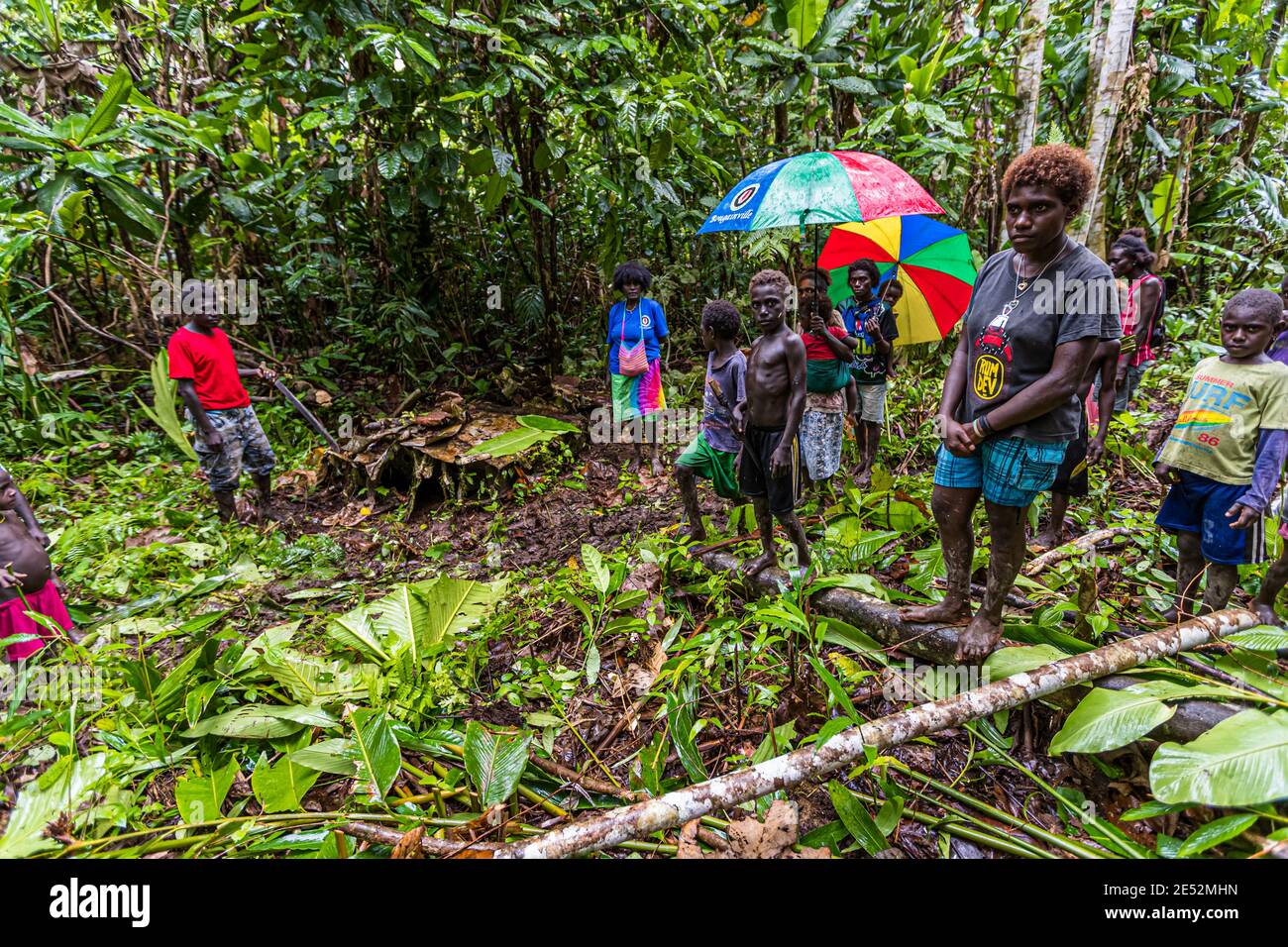 I nativi con ospiti stranieri nella giungla di bougainville Foto Stock