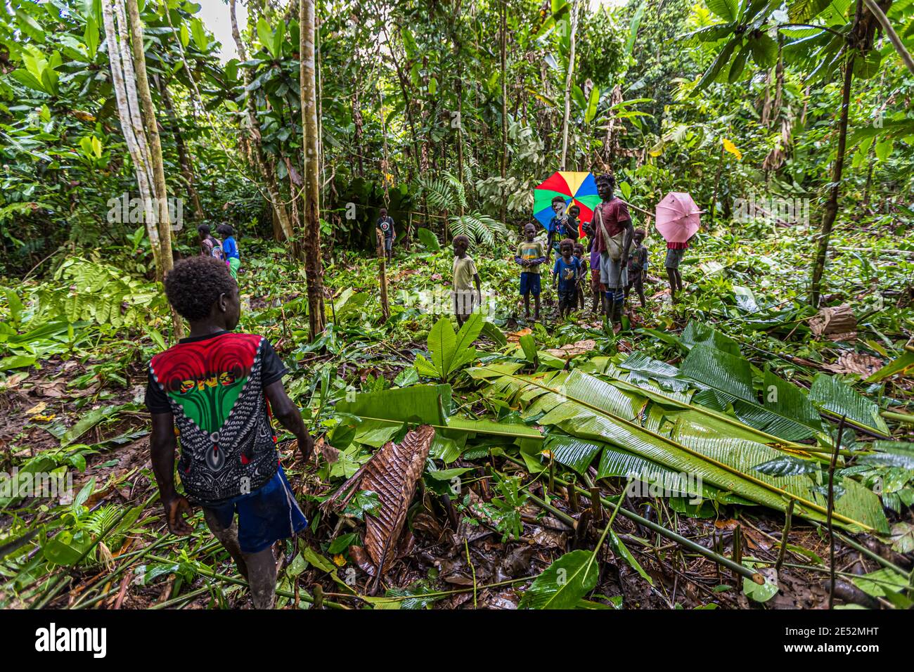 I nativi con ospiti stranieri nella giungla di bougainville Foto Stock