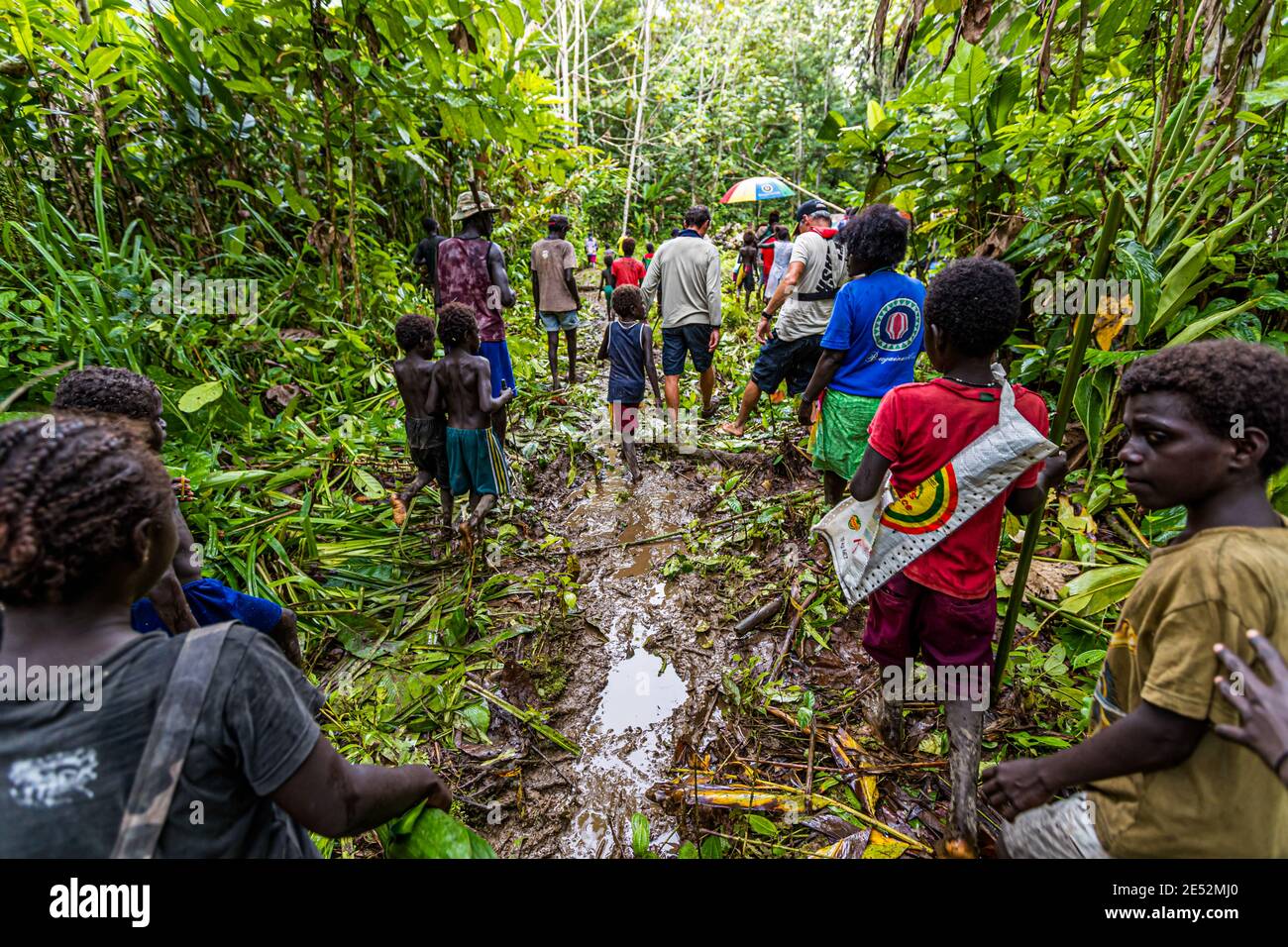 I nativi con ospiti stranieri nella giungla di bougainville Foto Stock