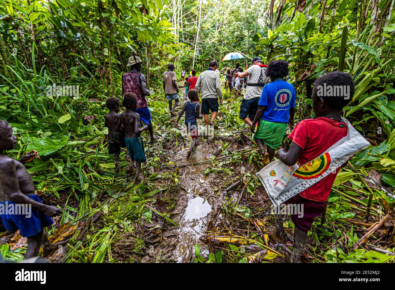 I nativi con ospiti stranieri nella giungla di bougainville Foto Stock