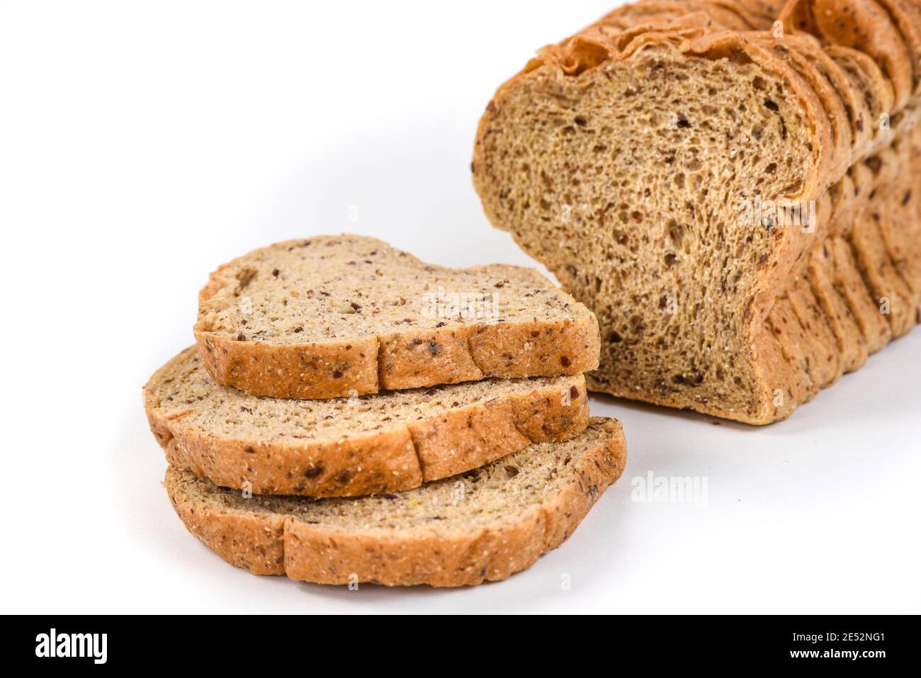 Pane chetogenico a basso contenuto di carb a fette, fatto di farinata  d'avena e cocco farina su fondo bianco Foto stock - Alamy