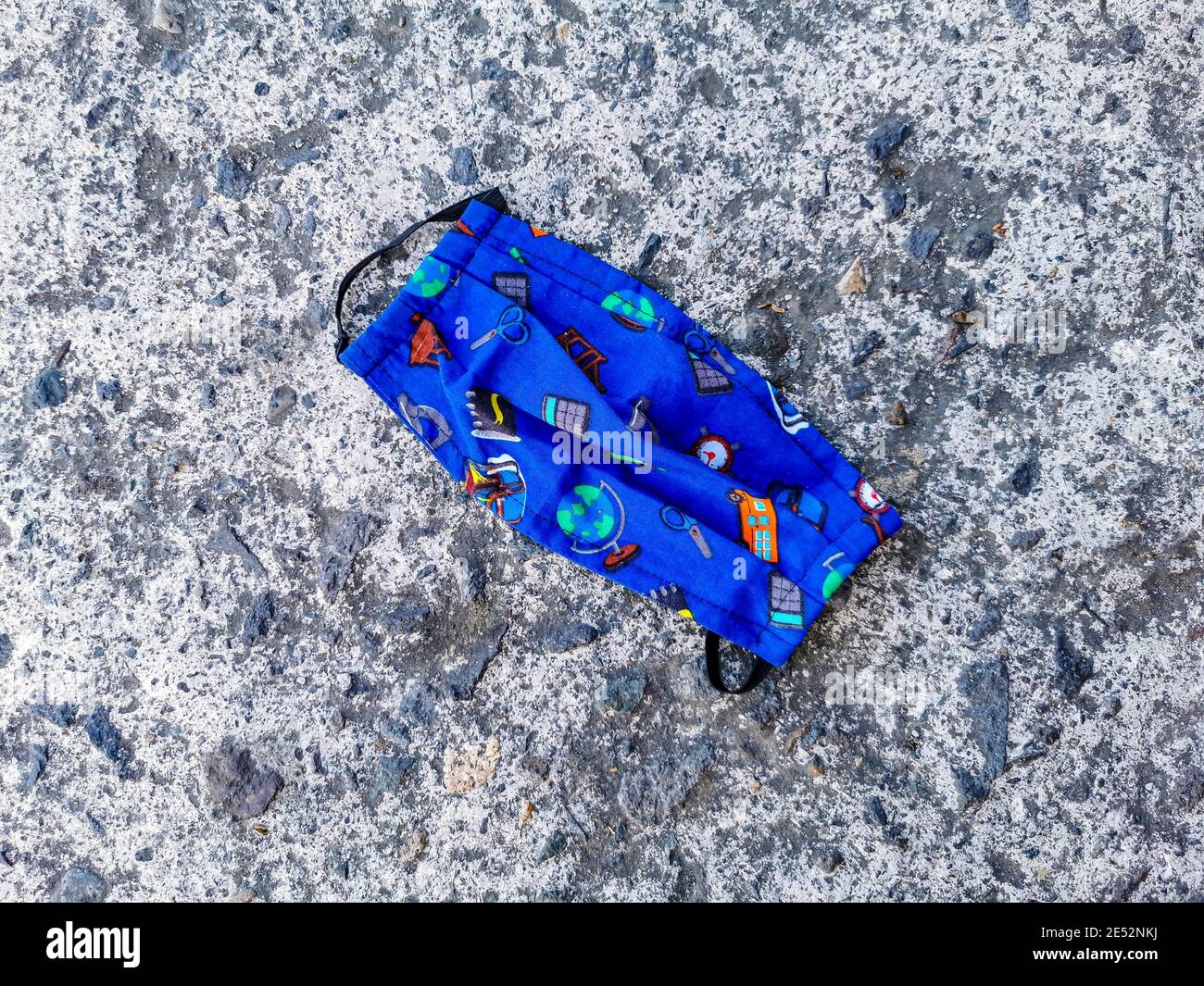 Maschere colorate blu per bambini a terra. Inquinamento da virus corona. Covid19. Foto Stock