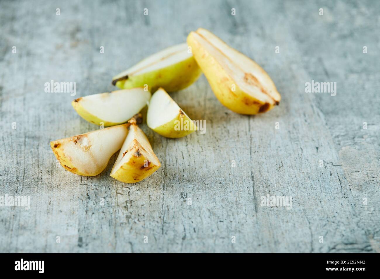 Fette di pere mature isolate su sfondo grigio Foto Stock