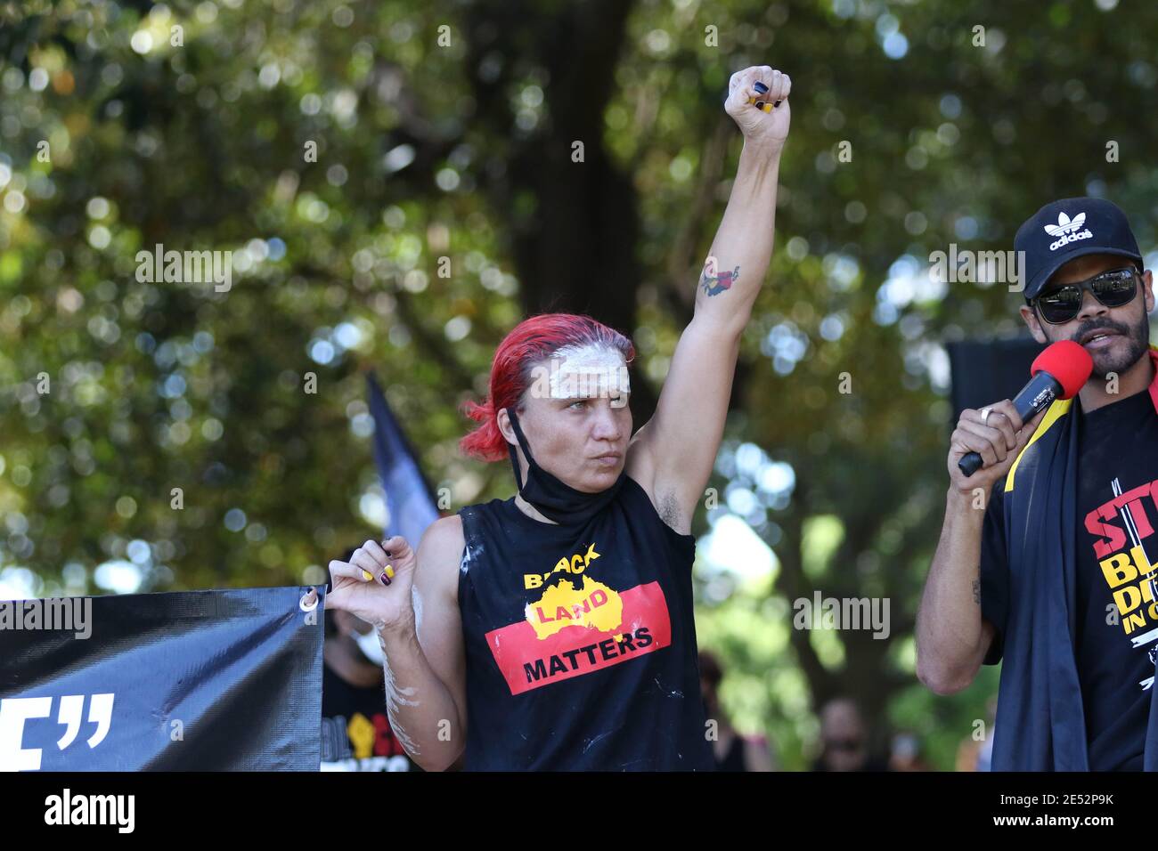 Sydney, Australia. 26 gennaio 2021. Il 26 gennaio è celebrato come Australia Day, che segna l'arrivo della prima flotta in Australia. Tuttavia, molti aborigeni e altri non pensano che questo debba essere un giorno di festa e di protesta si svolgono in tutto il paese. A Sydney migliaia di manifestanti si sono riuniti al Domain Park. Credit: © Richard Milnes/Alamy Live News Foto Stock