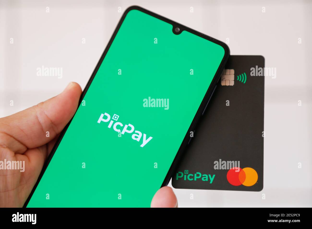 Minas Gerais, Brasile - 25 gennaio 2021: Display telefono cellulare e carta di credito con marchio PicPay e Mastercard. Sistema di pagamento digitale. Foto Stock