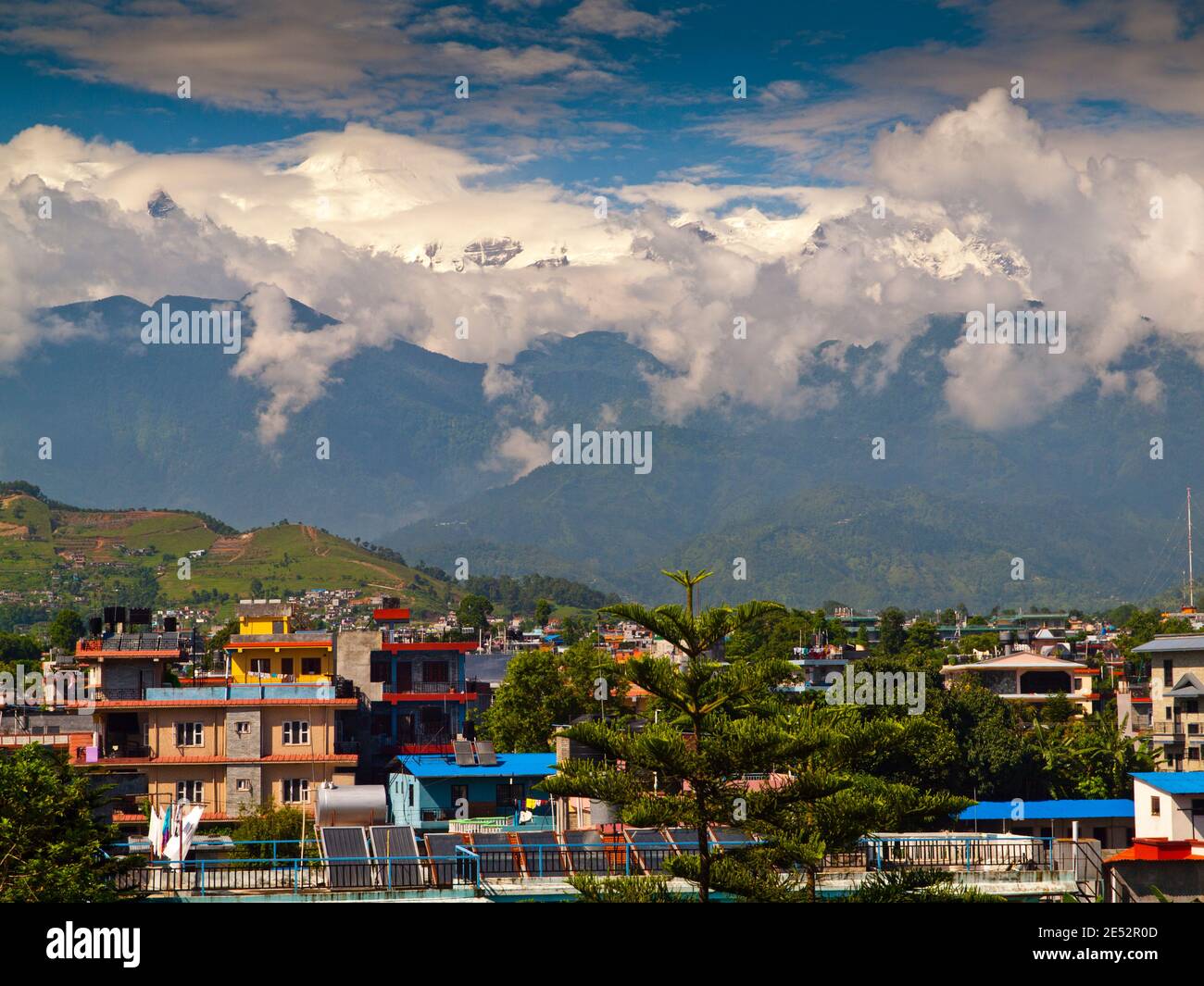 Il 8000m Annapurna Himal oscurato da nubi monsonici, Pokhara, Nepal. Foto Stock