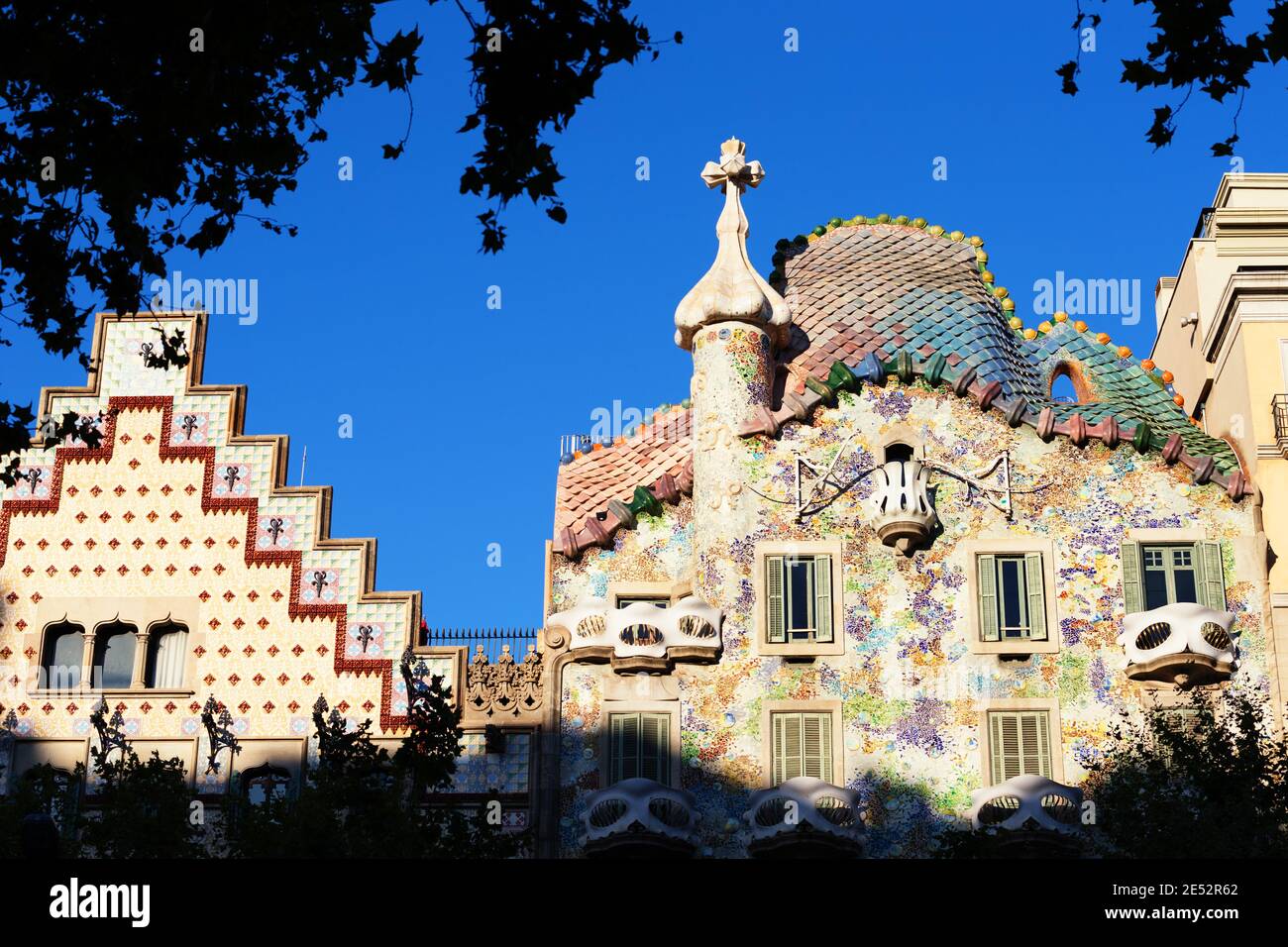 Barcellona Spagna Casa Batllo è stata progettata dall'architetto Antoni Gaudi nel 1877. Casa Amatller e Casa Batllo Foto Stock