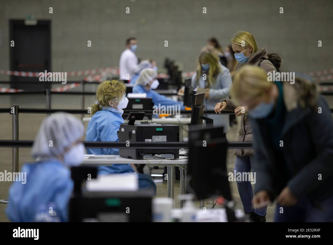 Lubiana, Slovenia. 25 Gennaio 2021. Gli insegnanti si iscrivano al test COVID-19 presso il Centro Convegni ed Esposizioni di Lubiana, Slovenia, 25 gennaio 2021. La Slovenia ha condotto test di massa di tutti gli insegnanti che ritorneranno all'insegnamento di persona lunedì. Gli asili e i primi tre gradi di scuola primaria apriranno martedì in nove delle 12 regioni slovene, l'ufficio del primo ministro confermato ai media locali lunedì. Credit: Zeljko Stevanic/Xinhua/Alamy Live News Foto Stock