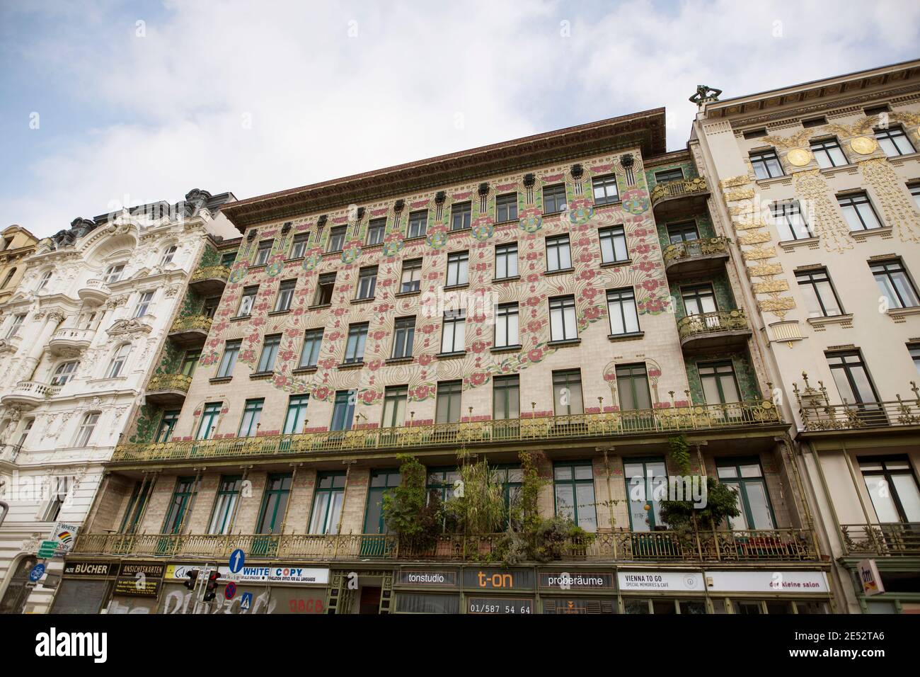 La Casa maiolica, un edificio di appartamenti progettato dall'architetto della Secessione otto Wagner, a Linke Wienzelle a Vienna, Austria. Foto Stock