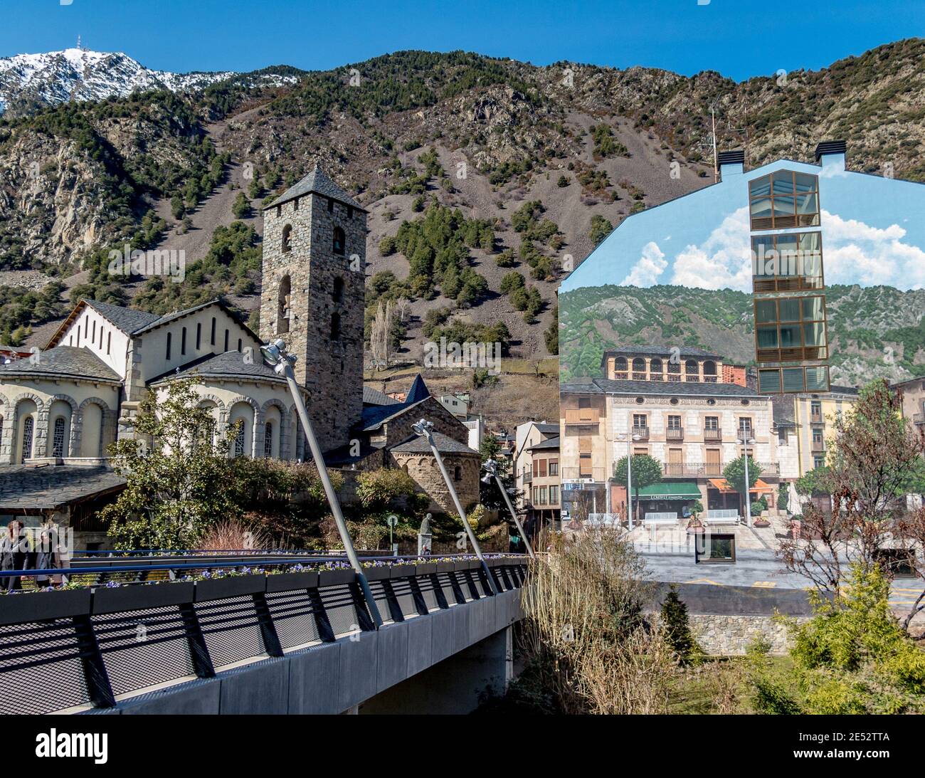 Vista della Chiesa di Santo Stefano con cielo blu e montagne innevate ad Andorra la Vella, Andorra Foto Stock