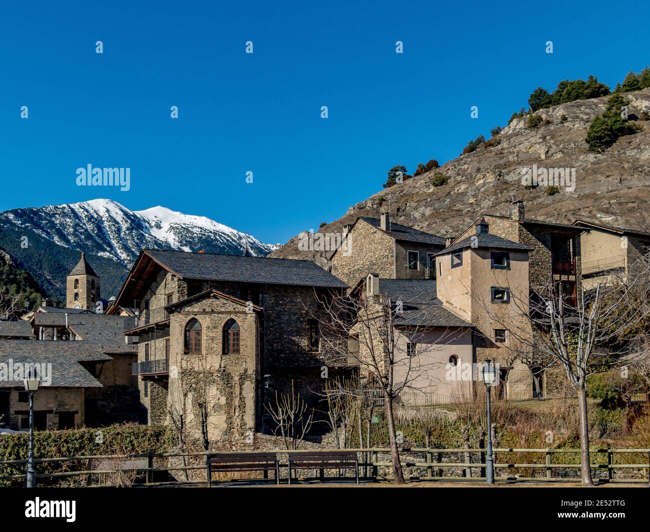 Edifici medievali contro i Pirenei nella città parrocchiale di Ordino, Andorra Foto Stock