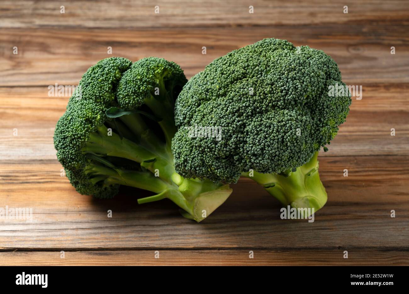Immagine di broccoli su sfondo ligneo Foto Stock