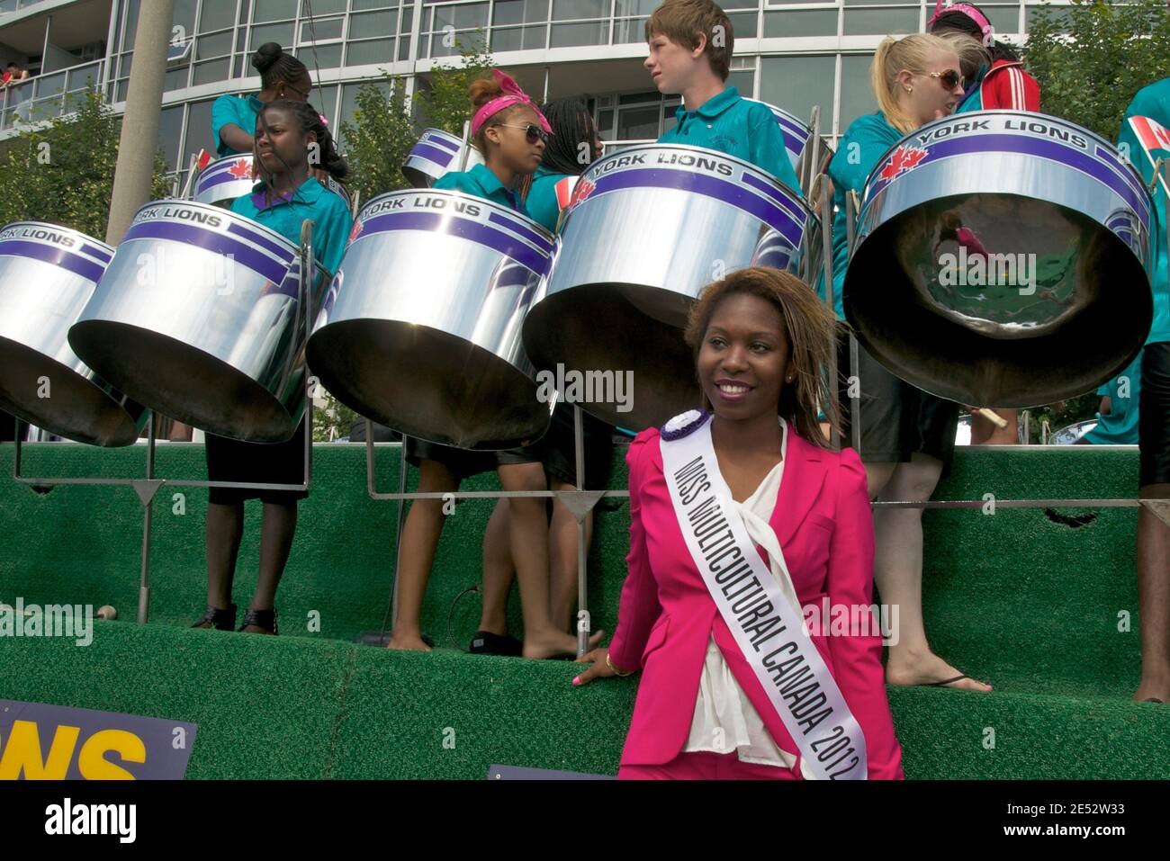 Toronto, Ontario / Canada - 01 luglio 2013: Beauty Queen e la band di tamburi d'acciaio alla sfilata del Canada Day Foto Stock