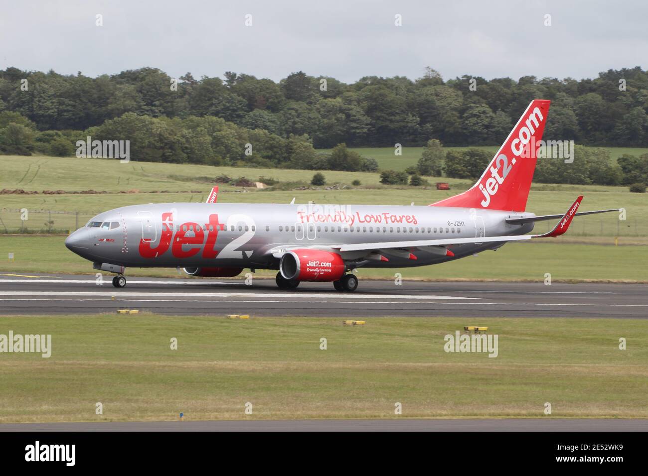 G-JZHY, un Boeing 737-8MG gestito da Jet2, durante i voli di addestramento all'aeroporto internazionale di Prestwick in Ayrshire. Foto Stock