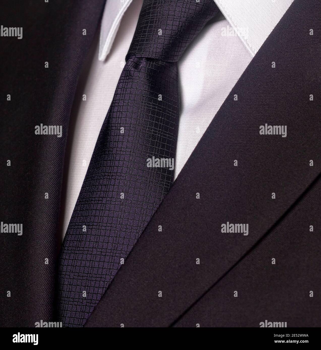 Primo piano di un abito da lavoro nero e cravatta nera Foto Stock