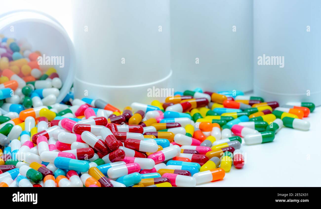 Pila di pillole di capsule di antibiotico con flacone di plastica. Resistenza agli antibiotici. Concetto di abuso di farmaci antimicrobici e uso intelligente. Farmaceutico. Foto Stock