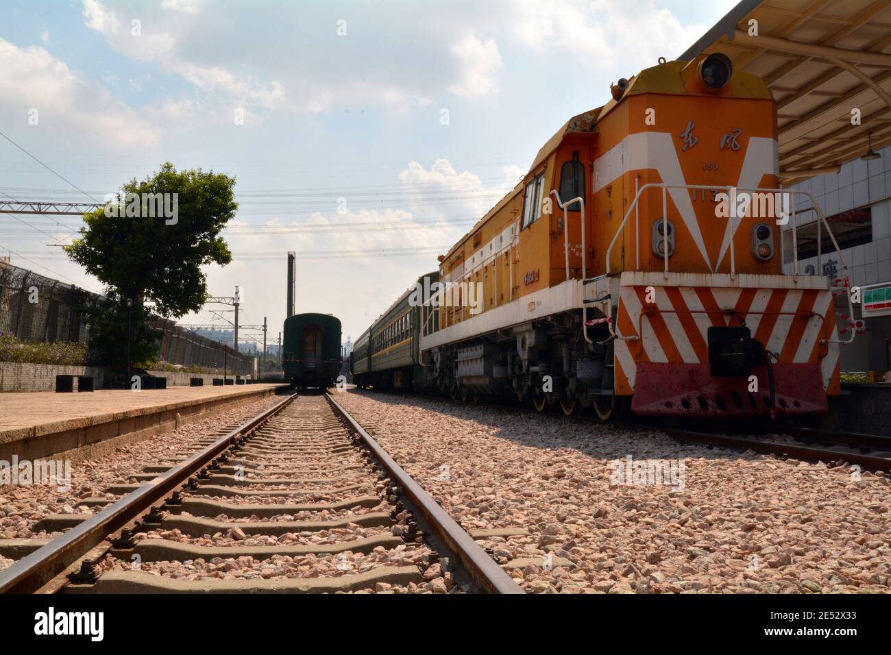 Vecchio treno locomotivo e carrozze a Shenzhen, Cina. Binario e stazione segno dalla vecchia Shenzhen a Pechino linea. Foto Stock