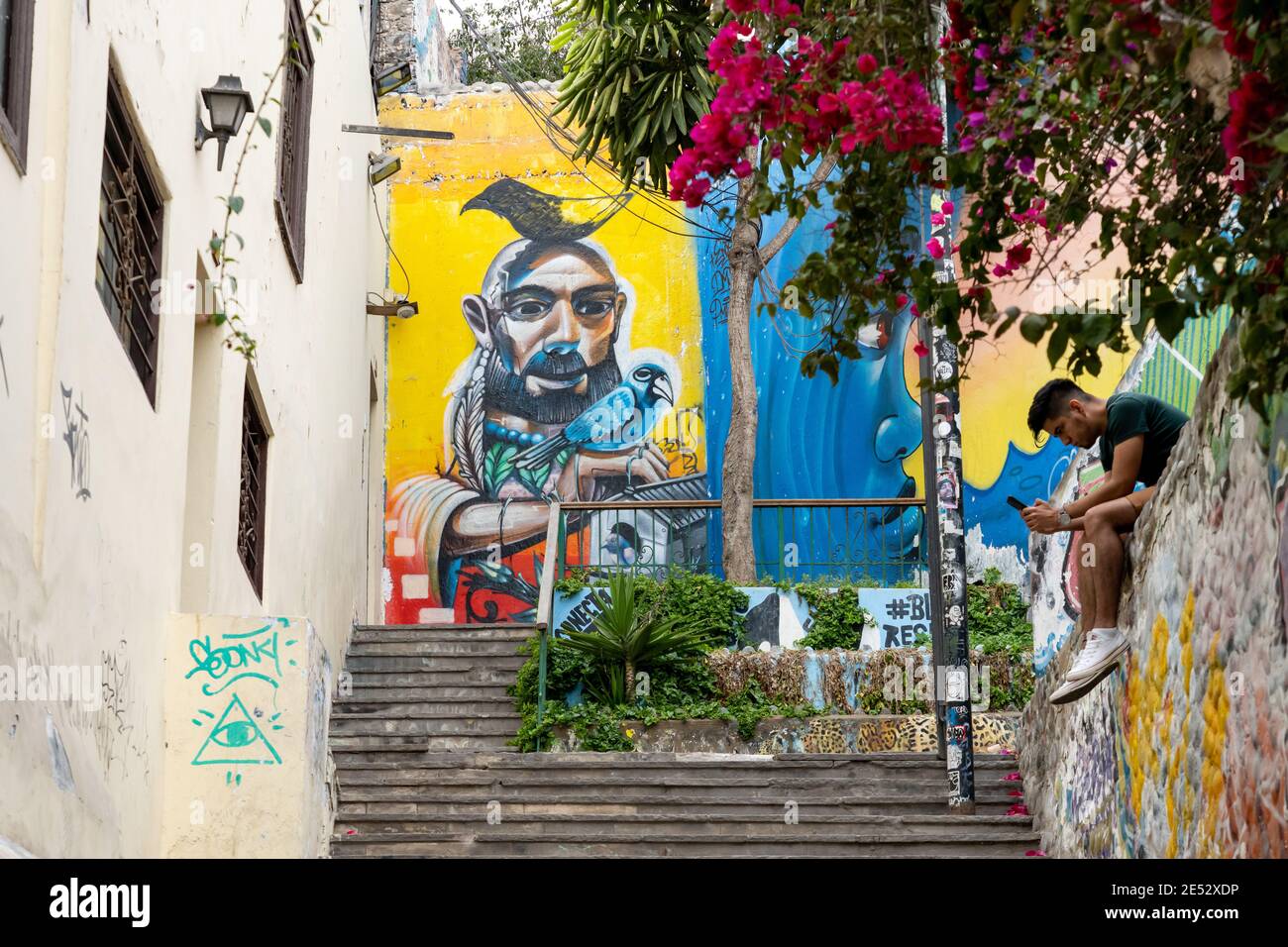 Arte, artigiani, musicisti, designer e murales sono prevalenti nel quartiere bohemien di Barranco a Lima, Perù Foto Stock