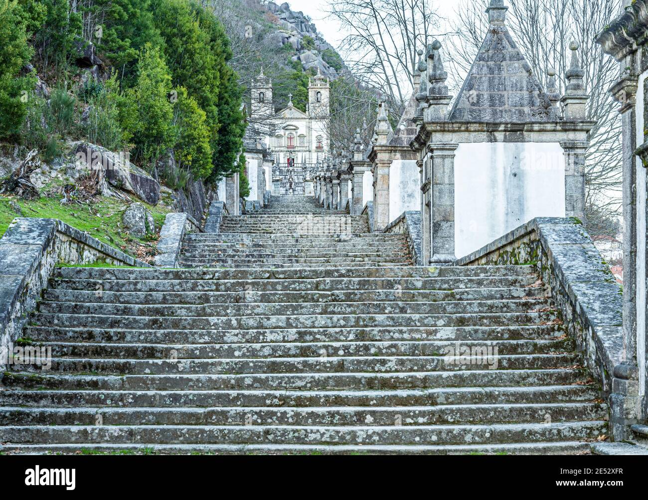 Immagine a colori scalinata monumentale storica che conduce al Santuario di nostra Signora nel Parco Nazionale della Peneda Geres, Nossa Senhora da Peneda Foto Stock