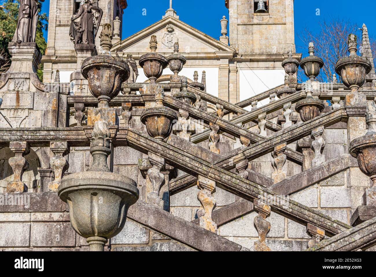 Immagine a colori scalinata monumentale storica che conduce al Santuario di nostra Signora nel Parco Nazionale della Peneda Geres, Nossa Senhora da Peneda Foto Stock