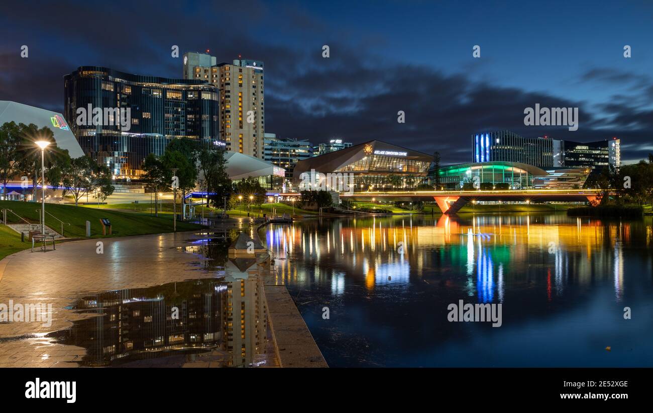 La città di Adelaide di notte con il fiume torrens dentro Il primo piano ad Adelaide Sud Australiano il 25 Gennaio 2021 Foto Stock