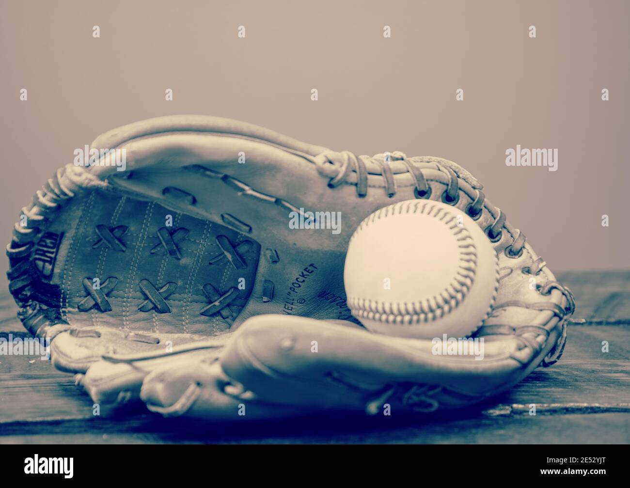 Baseball riposando il palmo del guanto da baseball Foto Stock