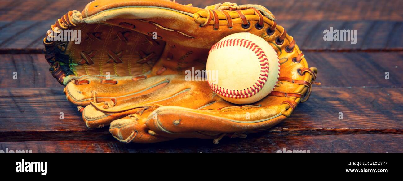 Baseball riposando il palmo del guanto da baseball Foto Stock
