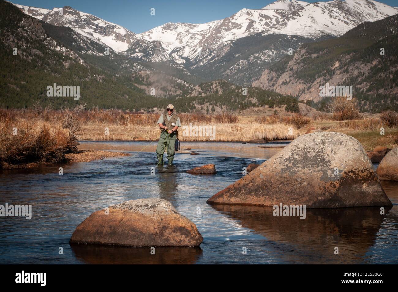 Pesca alla trota maschile nel Rocky Mountain National Park Colorado Foto Stock