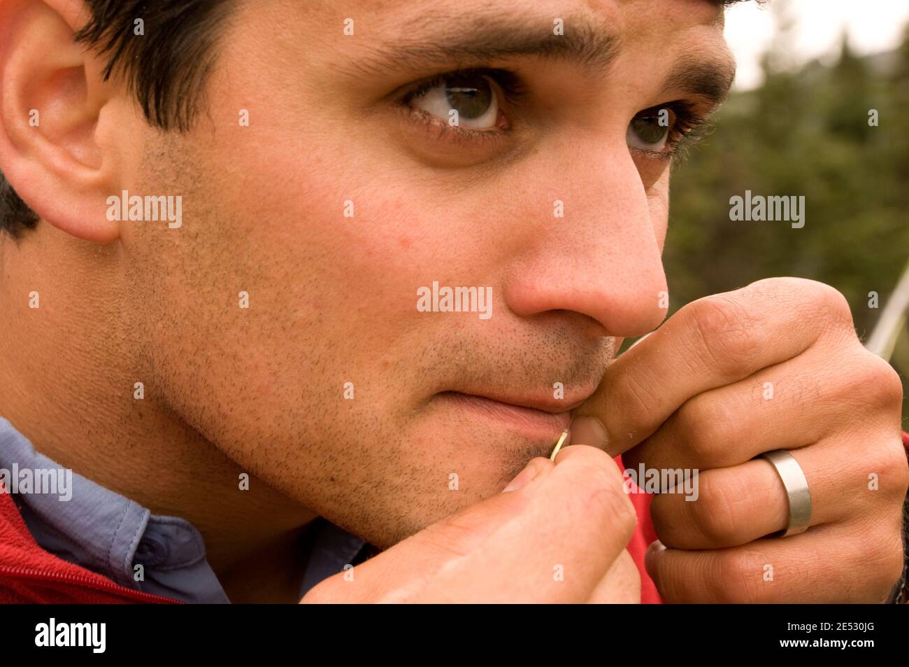 Pescatore con il salmone sockeye cattura del giorno sul fiume Kijik vicino al Parco Nazionale del Lago Clark nel sud-ovest dell'Alaska. MR disponibile su richiesta. ONOREVOLE A. Foto Stock