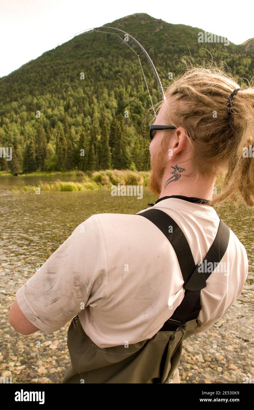 Pesca di trote e salmone sul lago nel fiume Kijik nell'Alaska sud-occidentale. MR disponibile. Foto Stock
