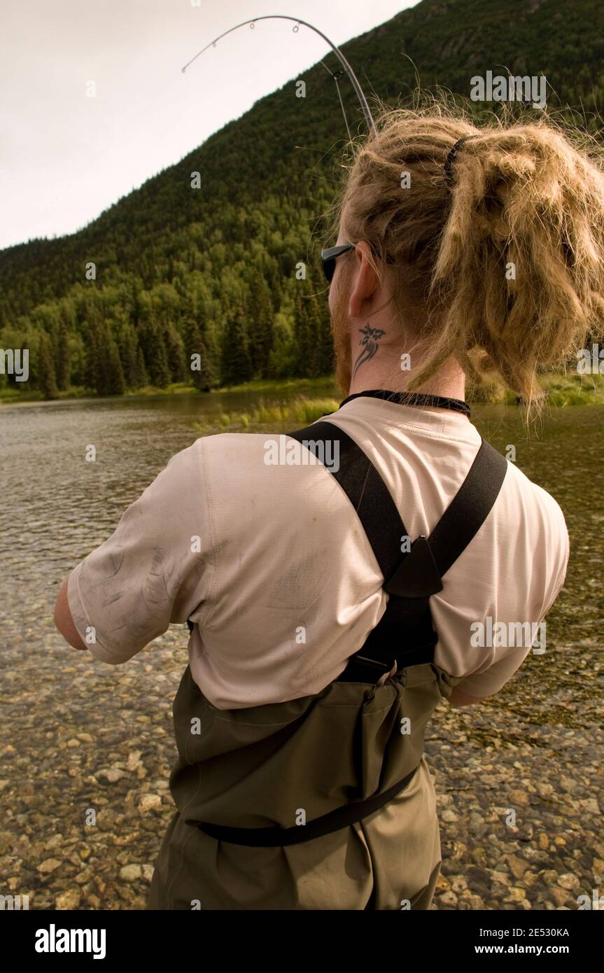 Pesca di trote e salmone sul lago nel fiume Kijik nell'Alaska sud-occidentale. MR disponibile. Foto Stock