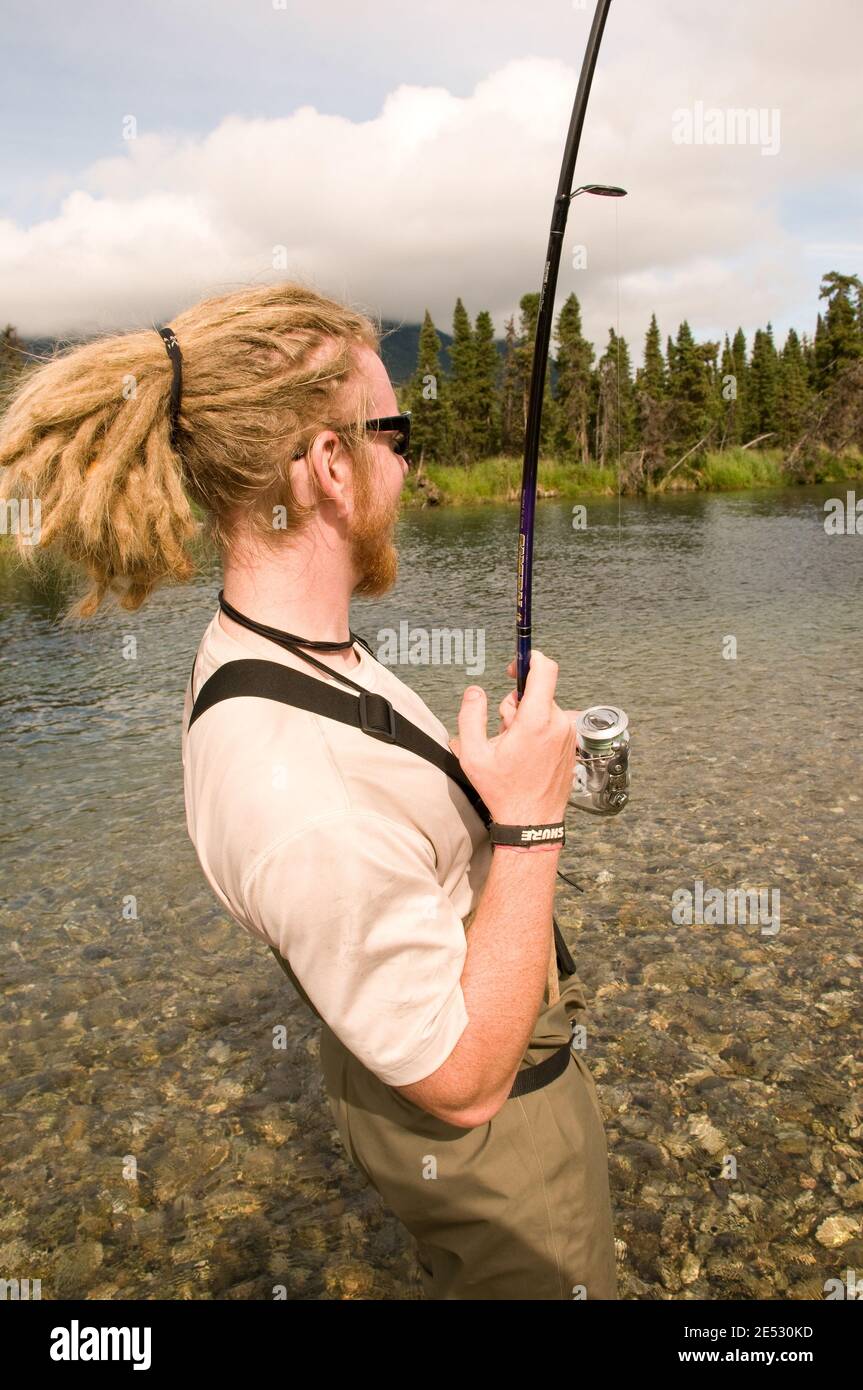 Pesca di trote e salmone sul lago nel fiume Kijik nell'Alaska sud-occidentale. MR disponibile. Foto Stock