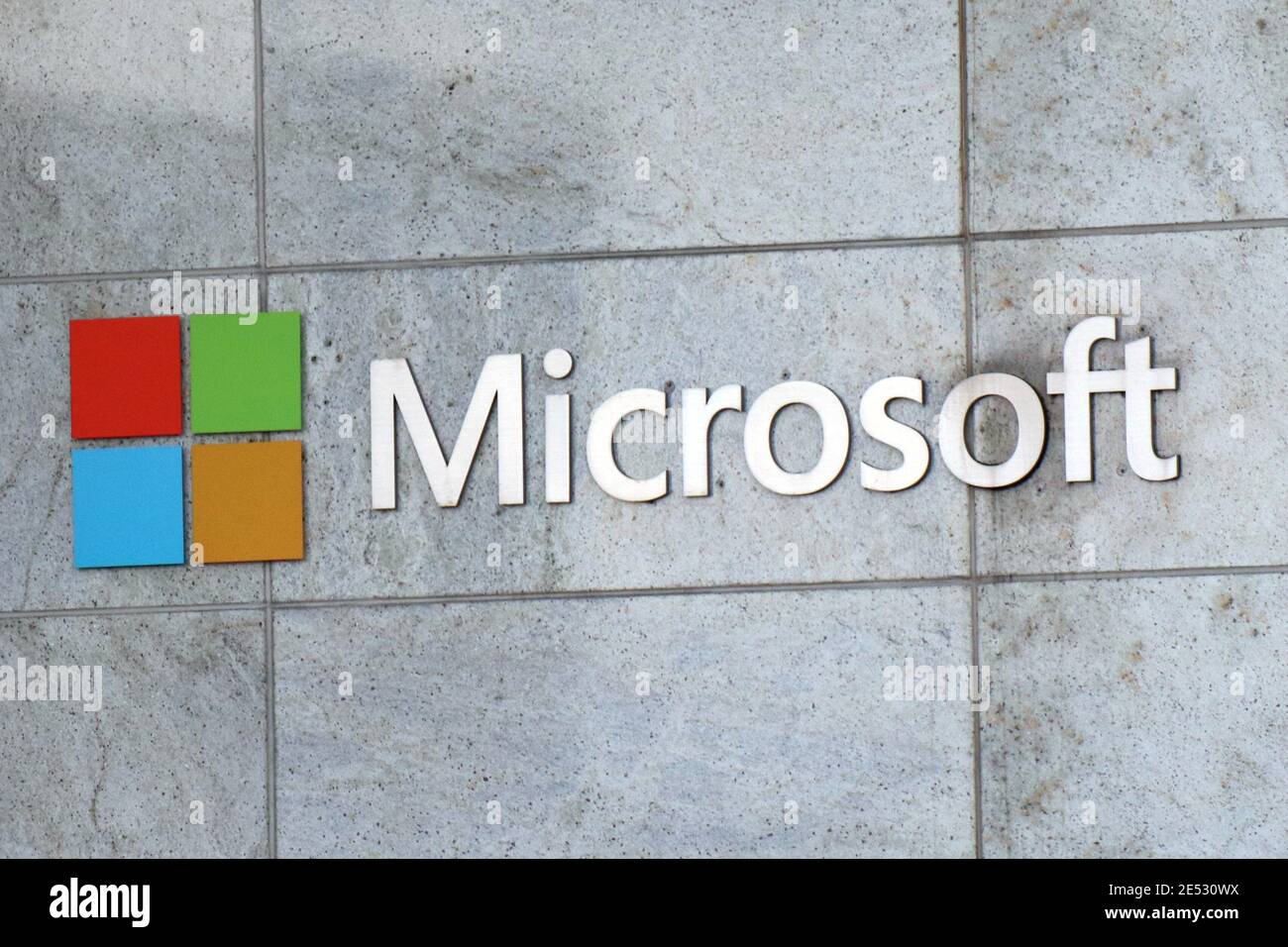 Bellevue, Stati Uniti. 25 Gennaio 2021. Il logo Microsoft visto nel loro edificio a Bellevue.Microsoft pubblicherà i risultati finanziari del secondo trimestre dell'anno fiscale 2021 il 26 gennaio. Credit: SOPA Images Limited/Alamy Live News Foto Stock