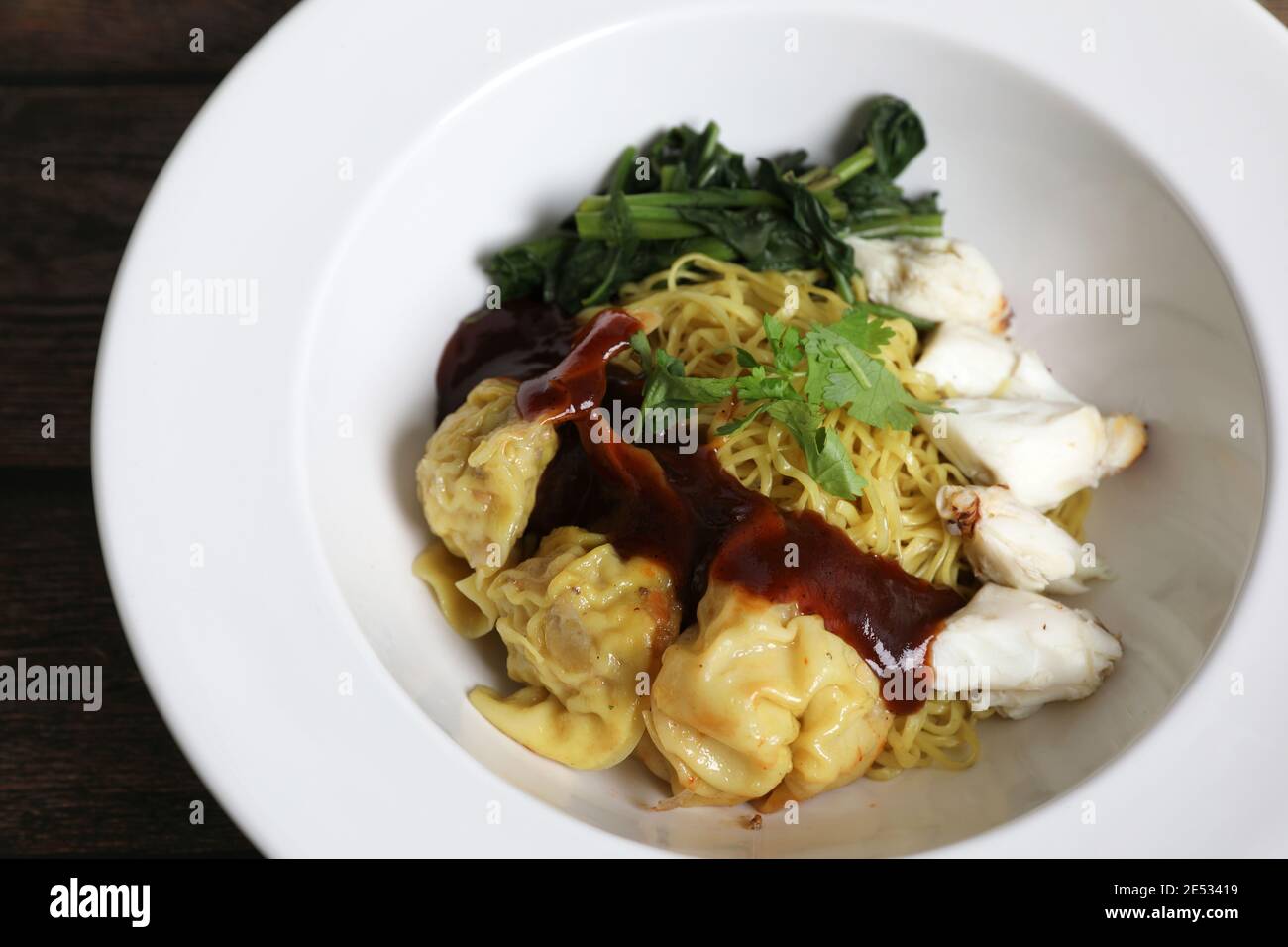 Tagliatelle di gamberi e carne di granchio su fondo di legno Foto Stock