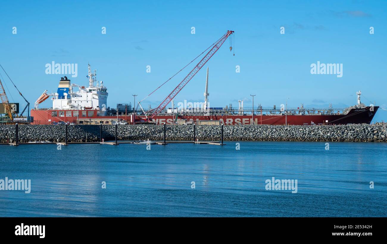 Mackay, Queensland, Australia - Gennaio 2021: Grande nave portacontainer ormeggiata al molo portuale pronta a portare i prodotti dall'Australia ai mercati esteri Foto Stock