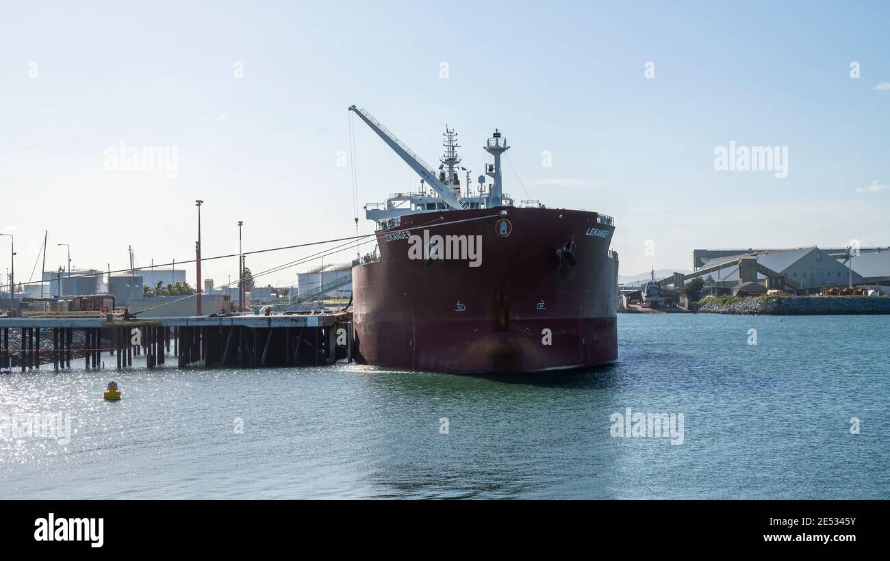 Mackay, Queensland, Australia - Gennaio 2021: Grande nave portacontainer ormeggiata al molo portuale pronta a portare i prodotti dall'Australia ai mercati esteri Foto Stock