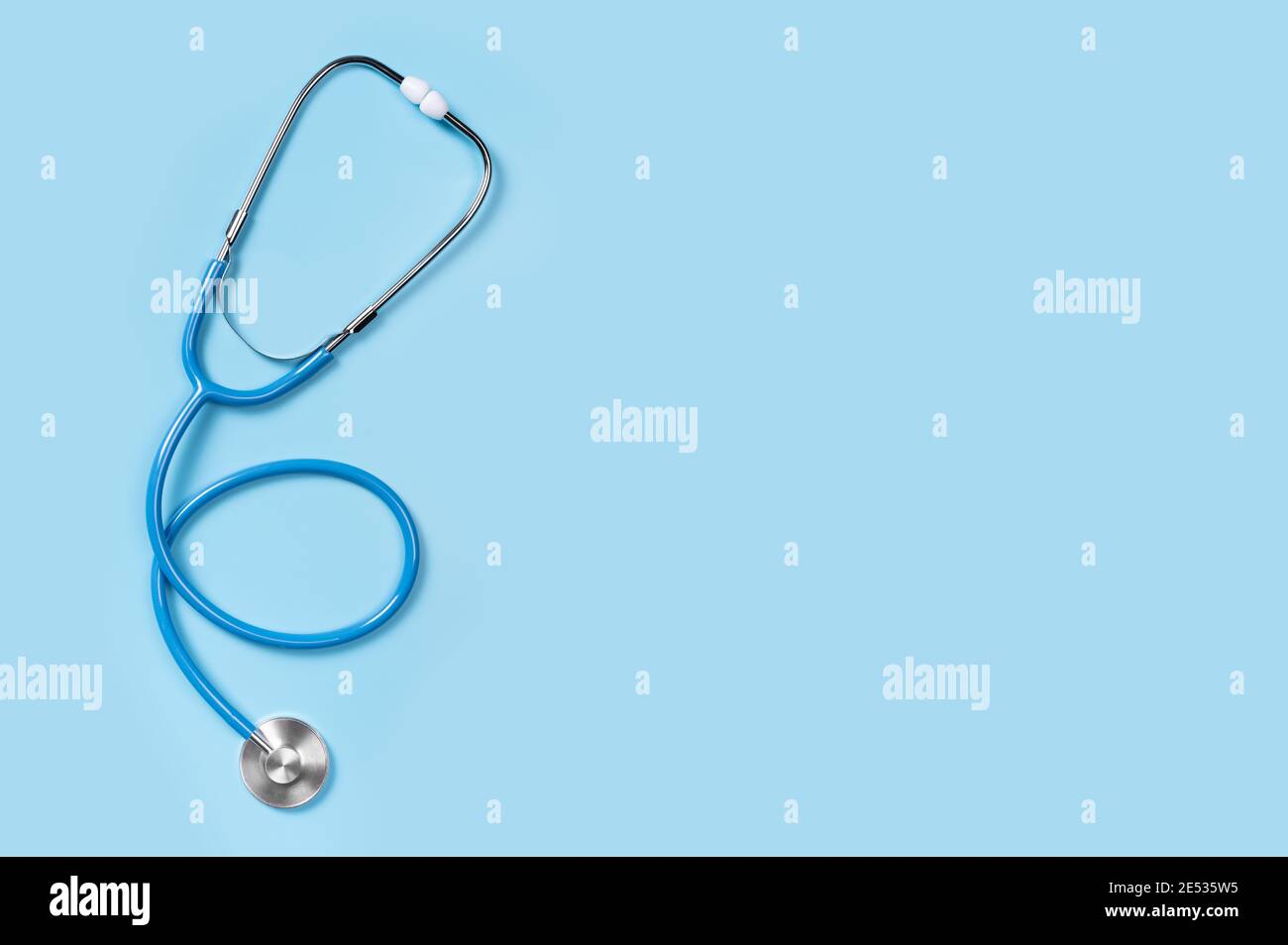 Stetoscopio medico isolato su sfondo blu. Stetoscopio è un importante strumento diagnostico per il medico. Ascolto dei polmoni per l'infiammazione. Copia Foto Stock