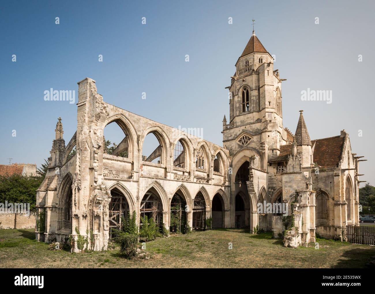 Resti di un'antica e abbandonata cattedrale gotica a nord francia Foto Stock