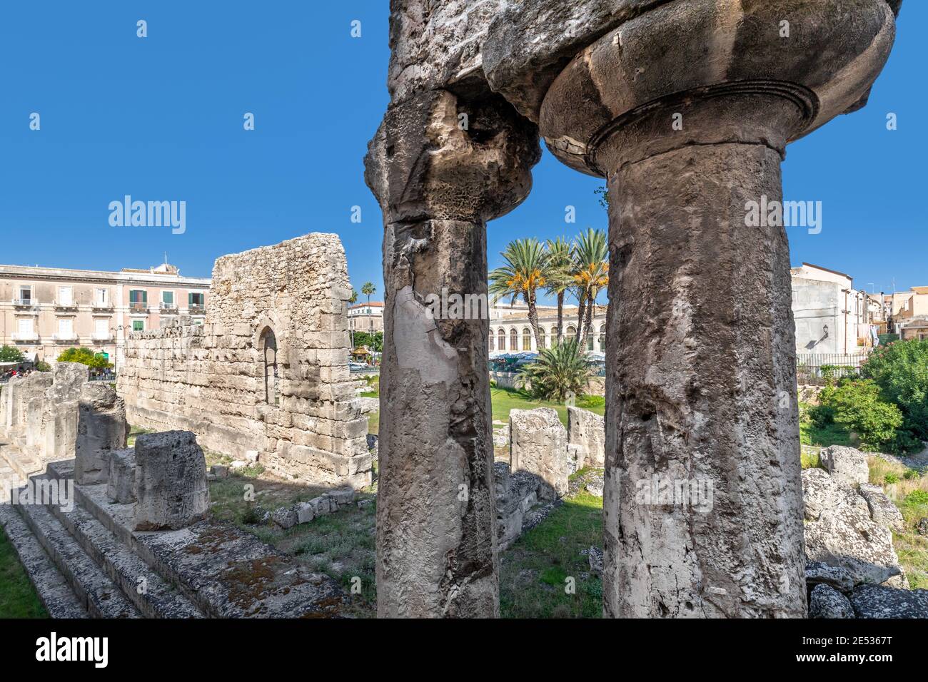 Primo piano di due antiche colonne nel tempio greco Di Apollo a Siracusa in una soleggiata giornata estiva Foto Stock